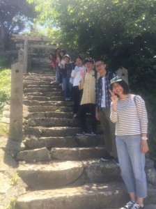 在神社的楼梯上